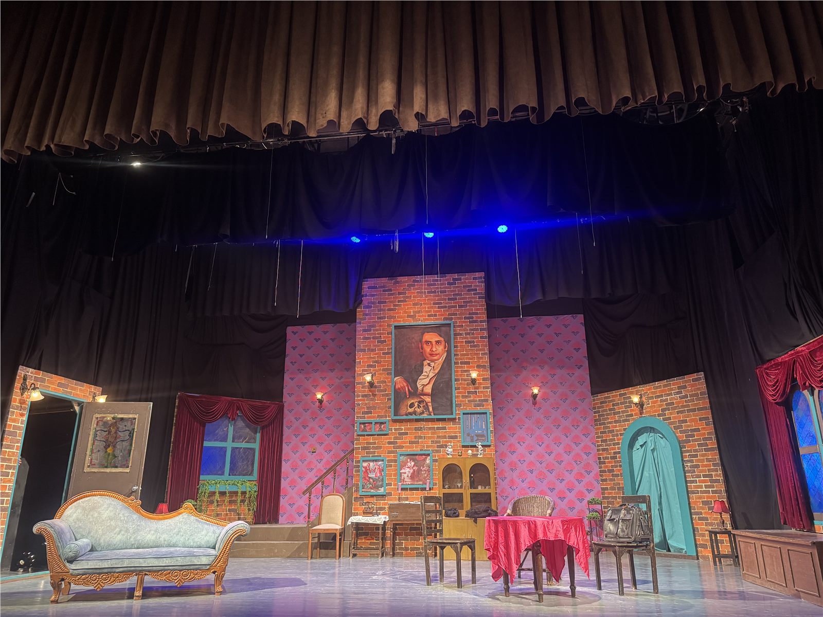 Empty drawing-room set for Arsenic and Old Lace